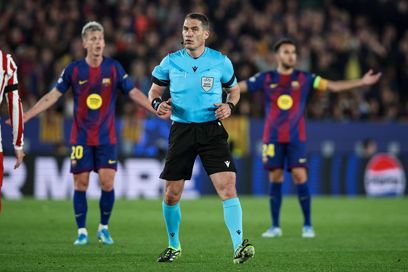 برشلونة يحتج رسميا على التحكيم بعد خسارة أتلتيكو في دوري الأبطال