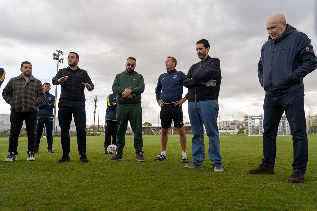 اتحاد طنجة يستأنف تدريباته ويكلف رومانو بقيادة الفريق مؤقتا