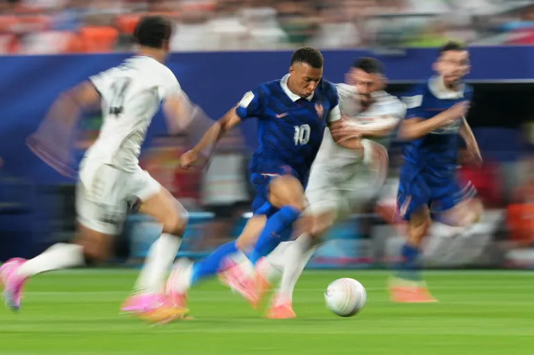فرنسا تواصل الهيمنة.. مبابي يطارد ميسي وديشامب يرسخ أسطورة “الديوك” في المونديال